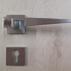 Betrouwbaar Maniglia per porta Suprema ART 15 Poggi e Mariani cromo satinato foro yale bocchetta Yale 7230 yale